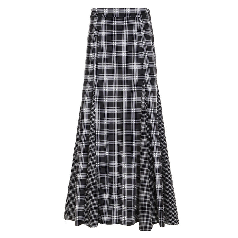 Svart rutete maxiskjørt med elegant splitt, en moteriktig klassiker for damer. Langt og trendy splittskjørt.