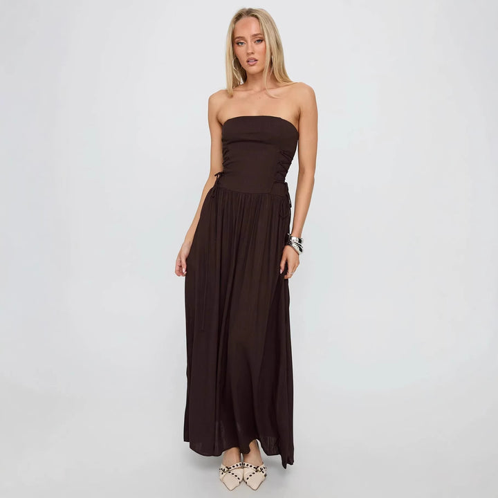 Trendy off-shoulder maxikjole for kvinner med delikate volangdetaljer, en elegant festkjole.