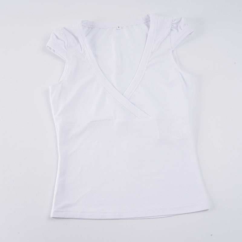 Hvit figurnær innpakningsskjorte med v-hals, lett og pustende, perfekt for vårens og sommerens garderobe.