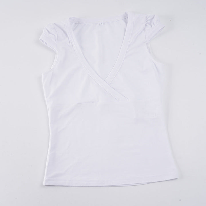 Hvit figurnær innpakningsskjorte med v-hals, lett og pustende, perfekt for vårens og sommerens garderobe.