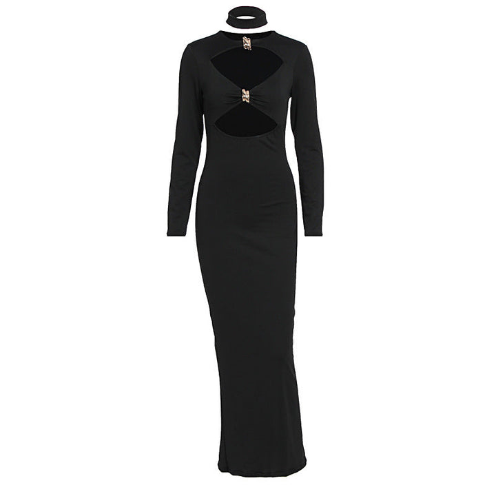 Svart festkjole med høy hals, lange ermer og moderne utskjæringer, elegant look.