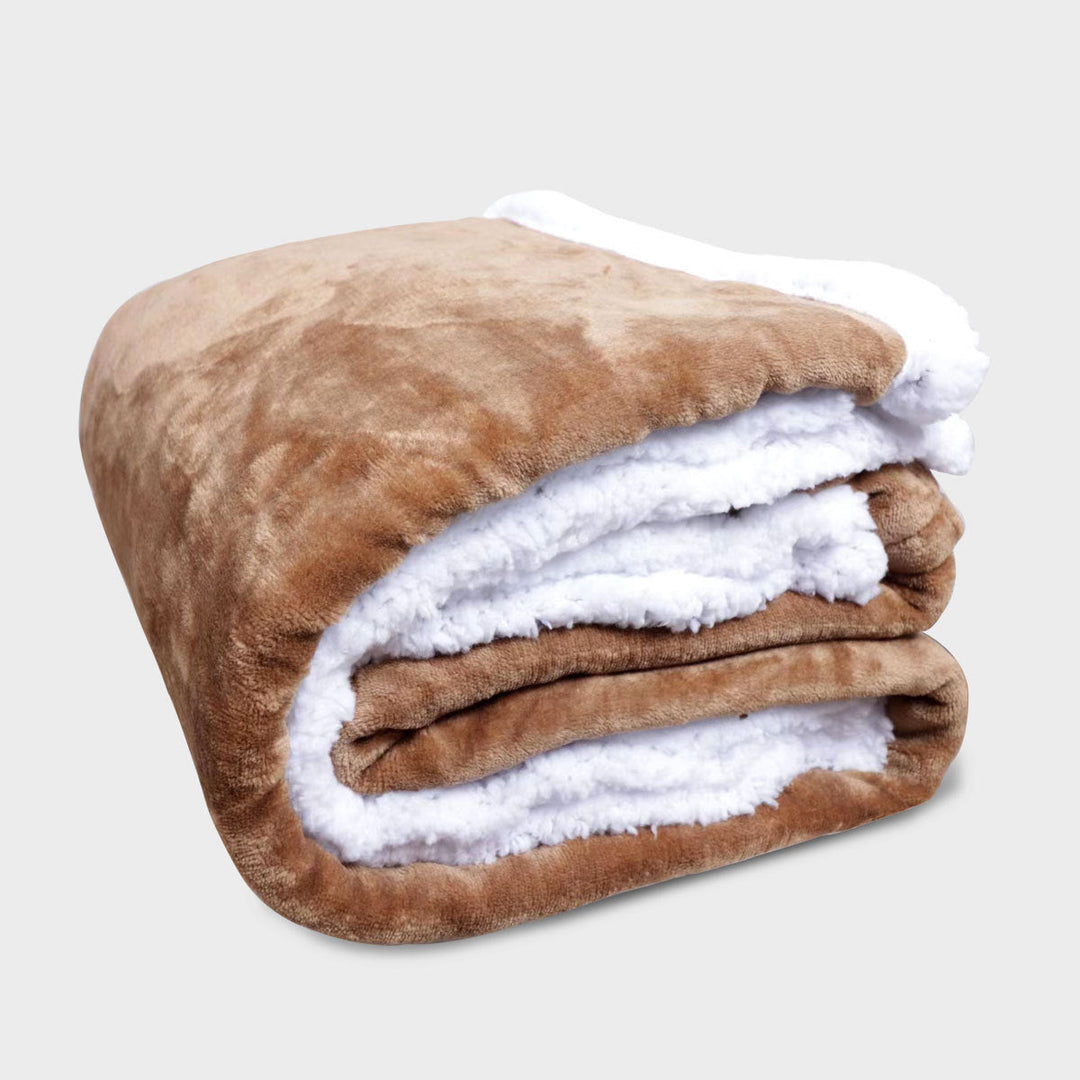 Sammenbrettet dobbelt fleece plysjteppe, et mykt og koselig fleecepledd. Flott gaveidé for dame, varmt og komfortabelt.