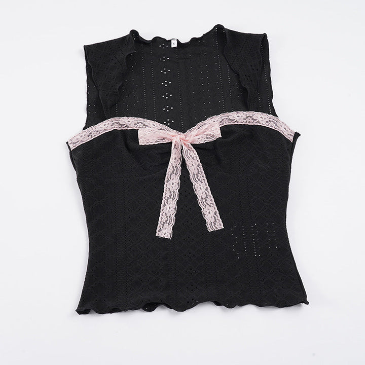 Stilig dame camisole i sort med V-hals, blondekant og dekorativt knytestropp-design for en festlig stil.