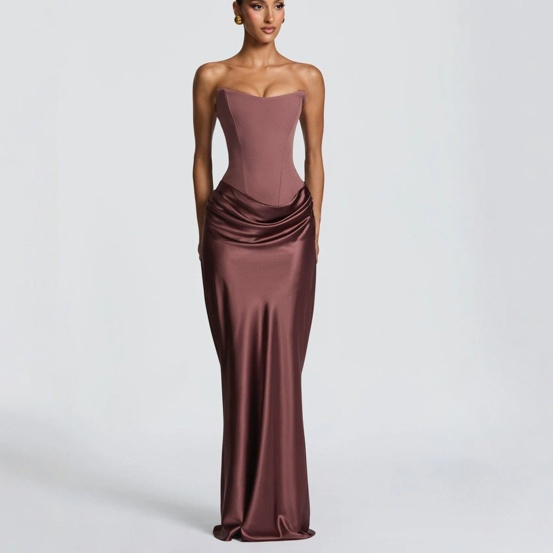 Elegant kveldskjole for damer med bustier og draperte detaljer, perfekt for fest.