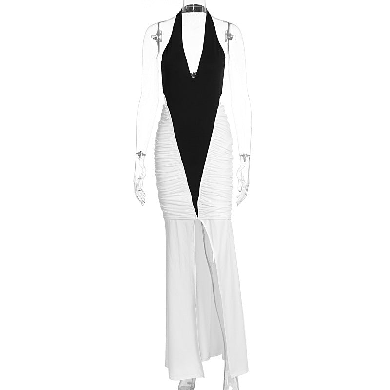 Flatterende rynkekjole i svart, en elegant maxikjole med dristig splitt. En feminin festkjole for damer.
