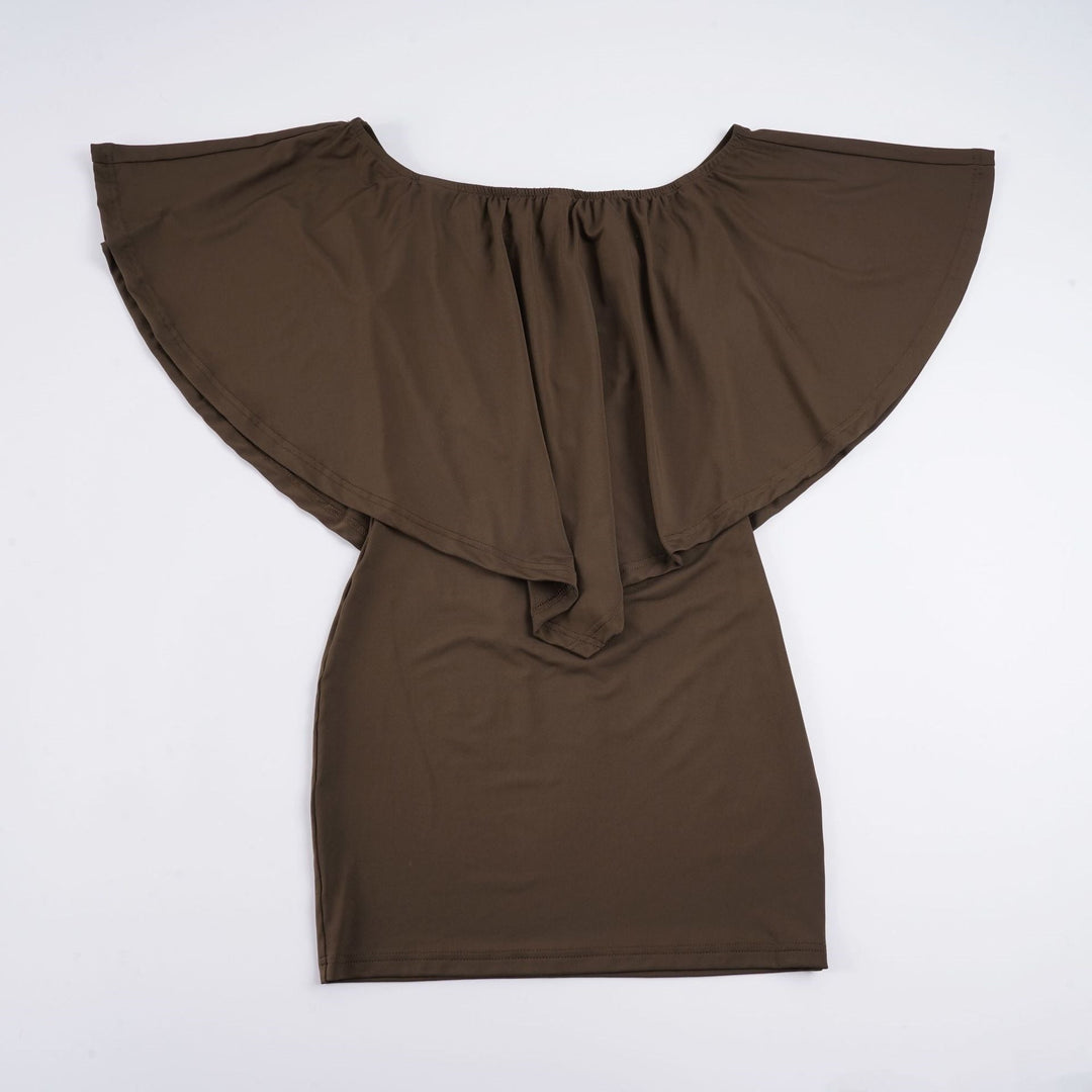 Komfortabel og elegant brun off-shoulder minikjole for dame. Voluminøs design, perfekt som sommer- eller festantrekk.