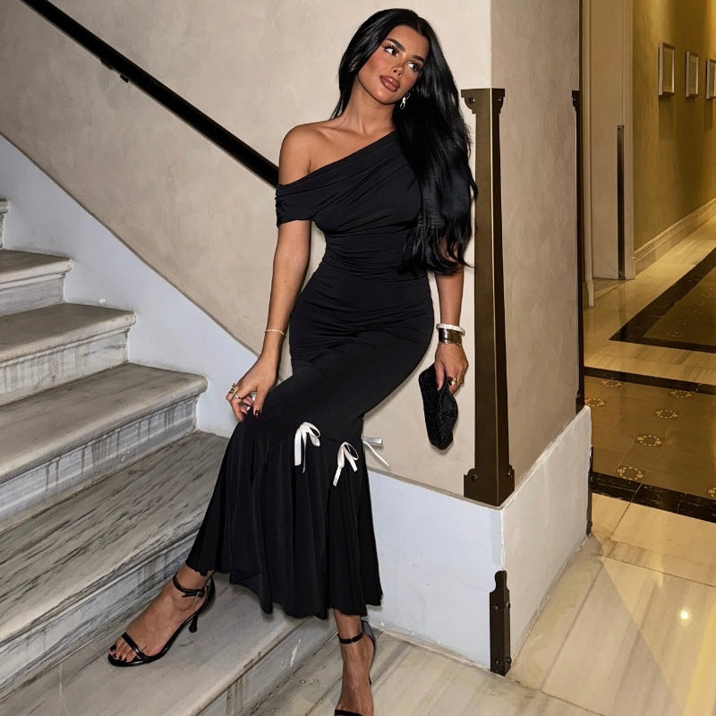 Svart one-shoulder maxikjole for dame med elegante volangdetaljer, en lang selskapskjole.