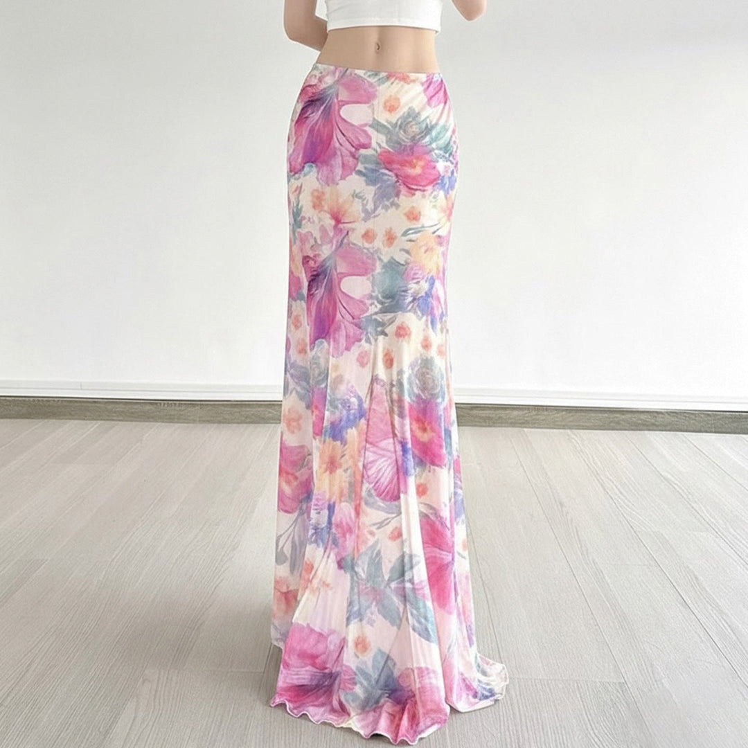 Elegant dame maxiskjørt med livlig blomstermønster og svingende kant, perfekt for vår og sommer.