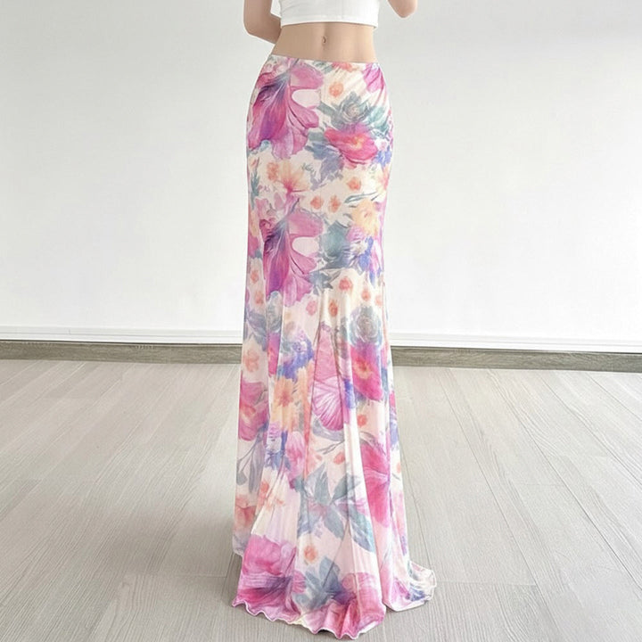 Elegant dame maxiskjørt med livlig blomstermønster og svingende kant, perfekt for vår og sommer.