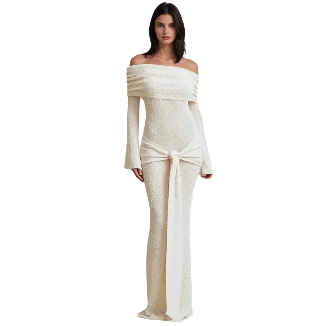 Stilfull aprikos off-shoulder festkjole. Gir en feminin og sofistikert look for enhver feiring.
