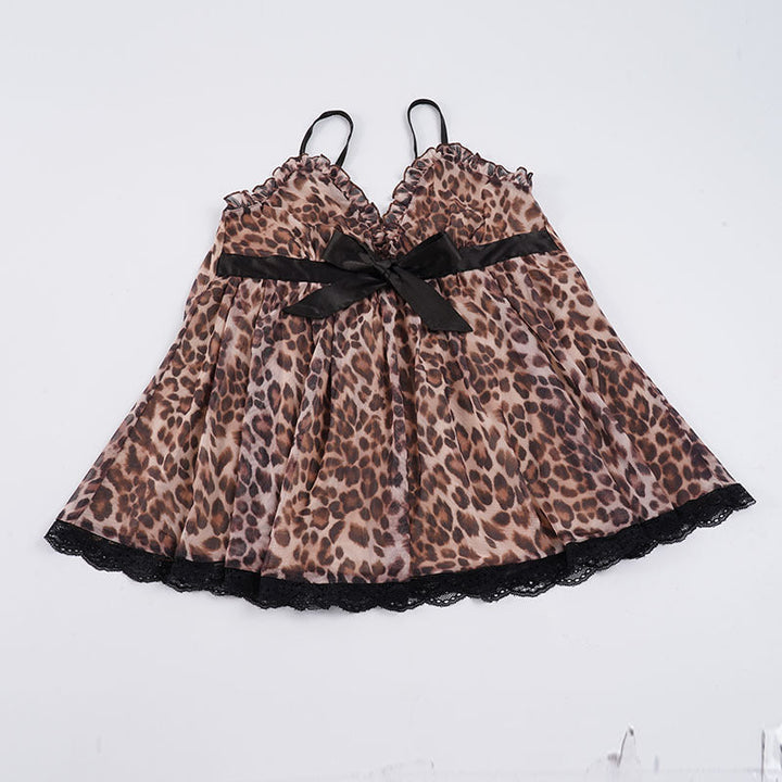 Mønstret leopard nattkjole til dame. Elegant og komfortabelt natttøy med blonder, perfekt for avslapning.