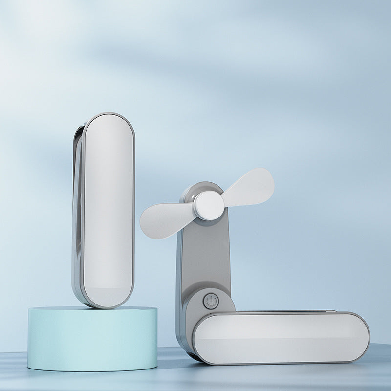 Oppladbar USB-vifte med vannforstøver for behagelig avkjøling hjemme eller på farten.