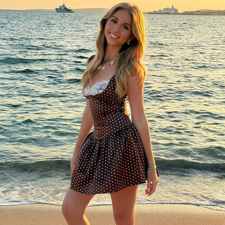 Nydelig brun sommerkjole/vårkjole med blonder. Flatterende og behagelig penkjole for elegante anledninger.