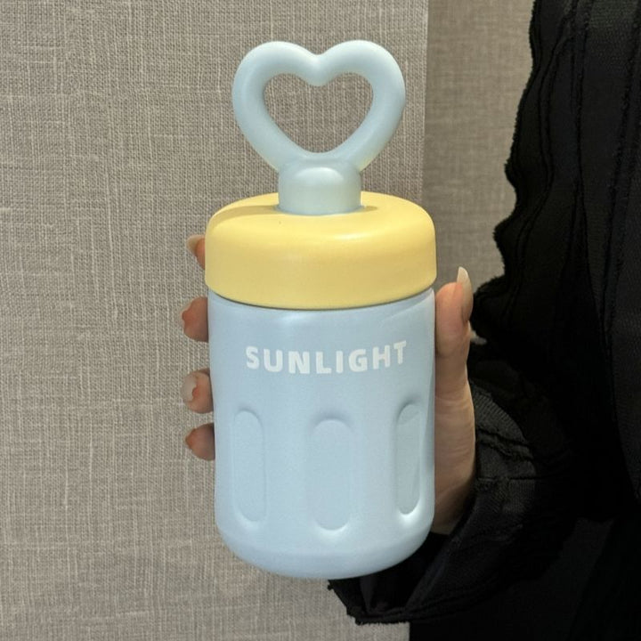 Blå 500ml drikkeflaske med unikt hjertehåndtak for damer, ideell for hverdag og reise.