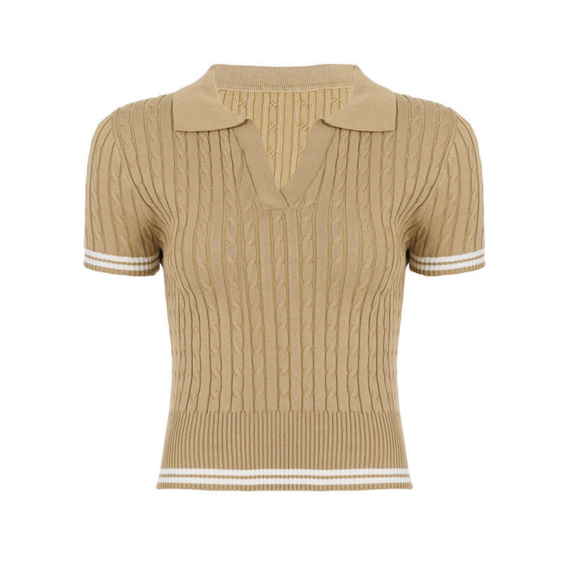 Strikket khaki polotopp for dame med kortermet og elegant ribbet design, perfekt for vår og sommer.