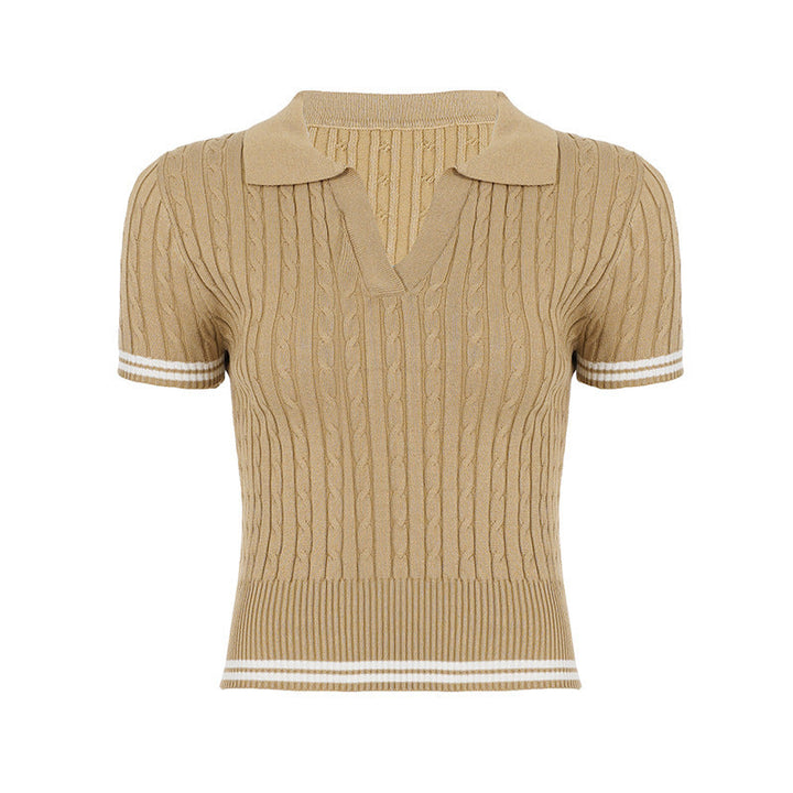 Strikket khaki polotopp for dame med kortermet og elegant ribbet design, perfekt for vår og sommer.