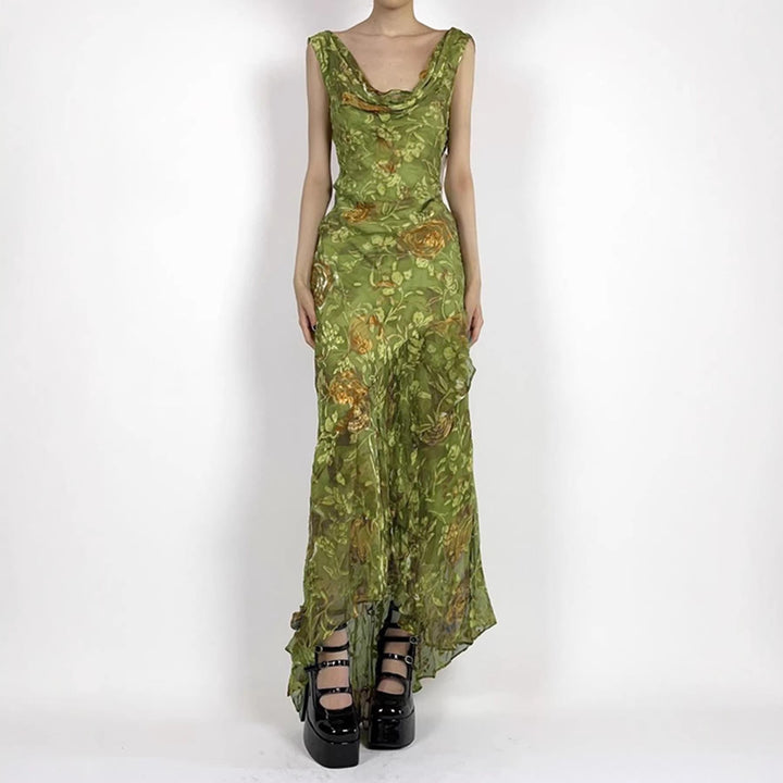 Elegant dame maxikjole. Grønn blomstret design med asymmetrisk søm. Perfekt for moteriktige anledninger.