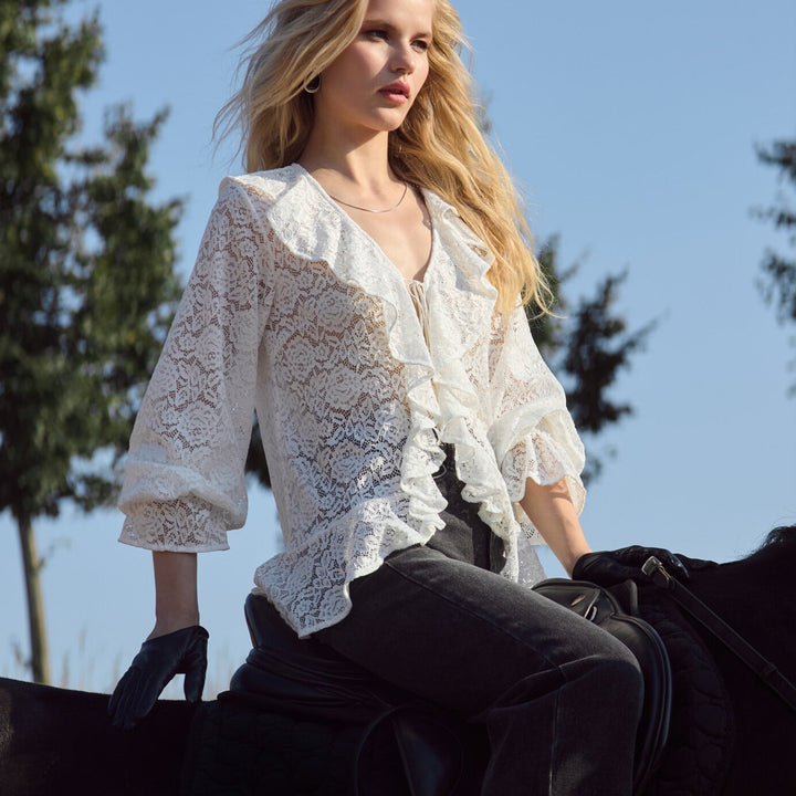 Mote-riktig damebluse med store, feminine volanger. En elegant sommertopp som passer til hverdag og fest.
