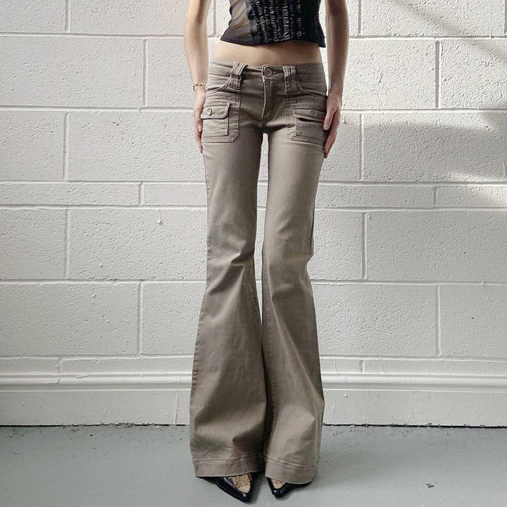 Modell iført trendy flared cargo-bukse i khaki. Komfortabel og chic for både hverdag og fritid.