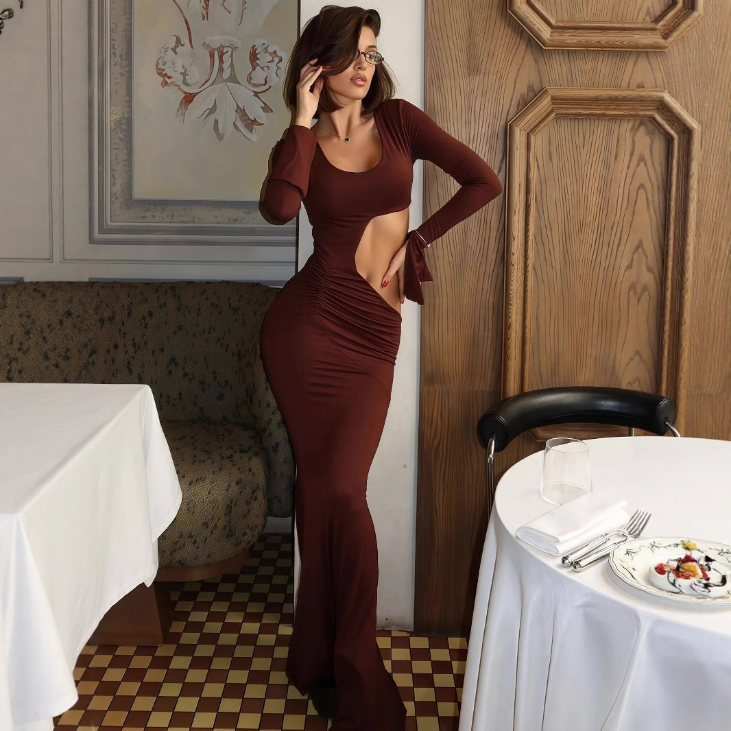 Elegant brun maxikjole for dame med asymmetrisk cut-out, rynker og lange ermer, perfekt for fest.