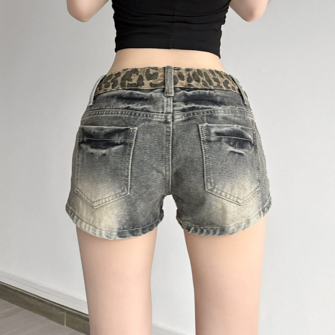 Leopardmønstret jeansshorts for damer med rynket detaljbelte. Trendy og komfortabelt fritidsplagg.