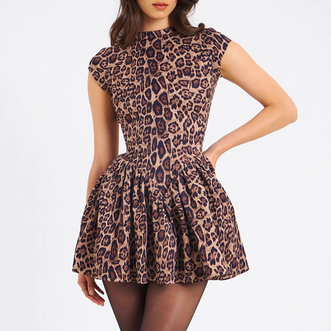 Trendy minikjole med leopardmønster og voluminøst skjørt. Elegant og kort damekjole, perfekt for sommerstil og fest.