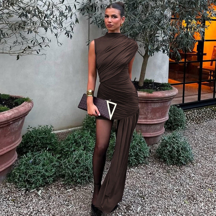Khaki festkjole med asymmetrisk kant og elegante draperinger. Perfekt aftenkjole for kvinner.