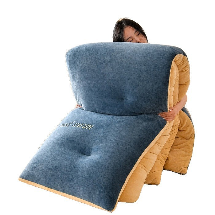 Grått fleecepledd, mykt og varmt, elegant draped over en sofa for hjemmekos.