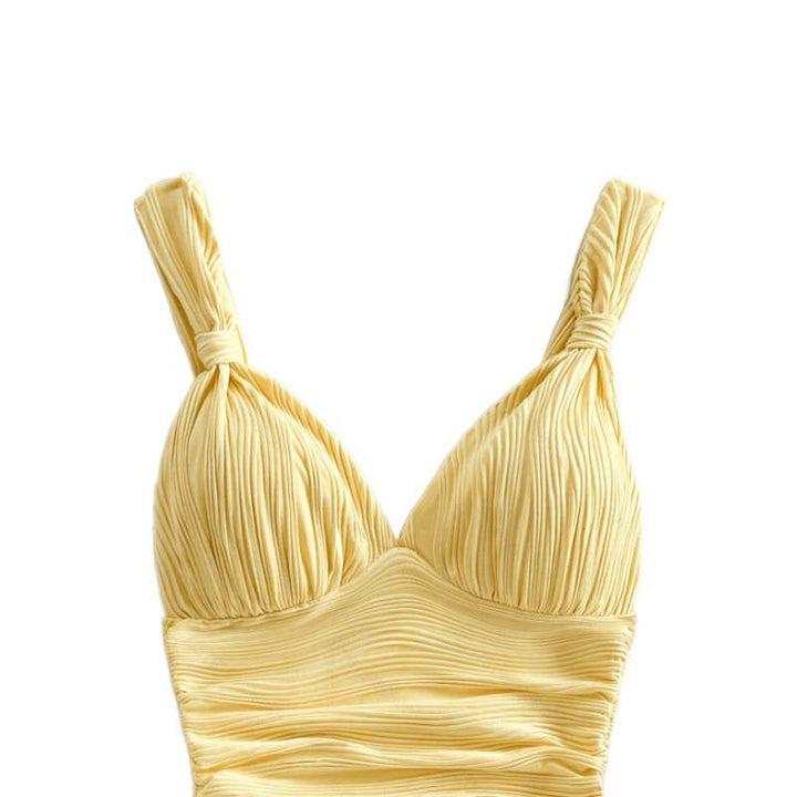 Elegant kroppet topp i lys gul med sjarmerende volangkant for dame. Perfekt sommermote.