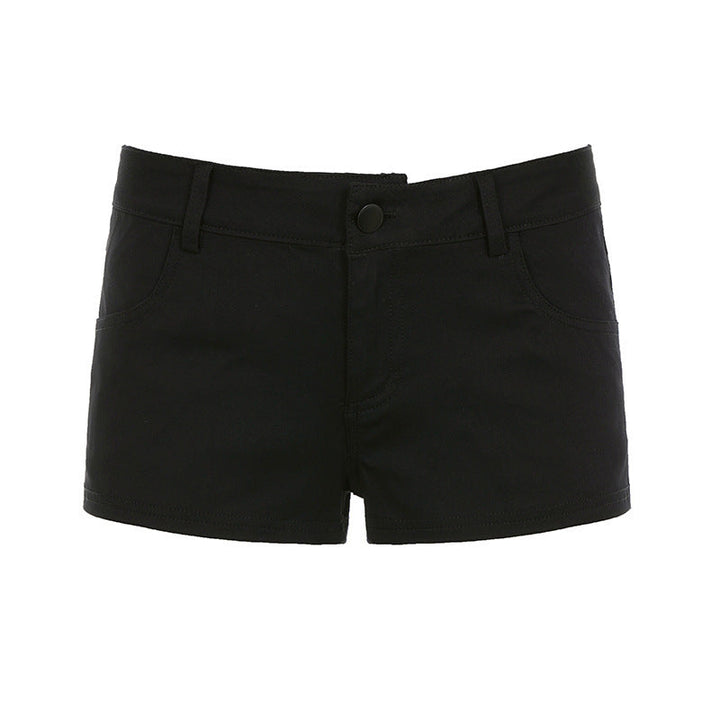 Sammenbrettede svarte mønstrede dameshorts, ideelle som komfortable fritidsshorts for varme sommerdager.
