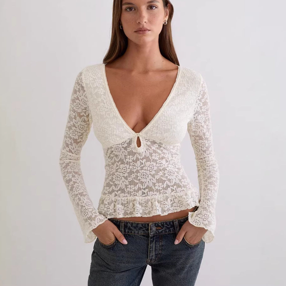 Hvit damebluse med dyp V-hals og volanger. Elegant og stilren sommertopp for kvinner.