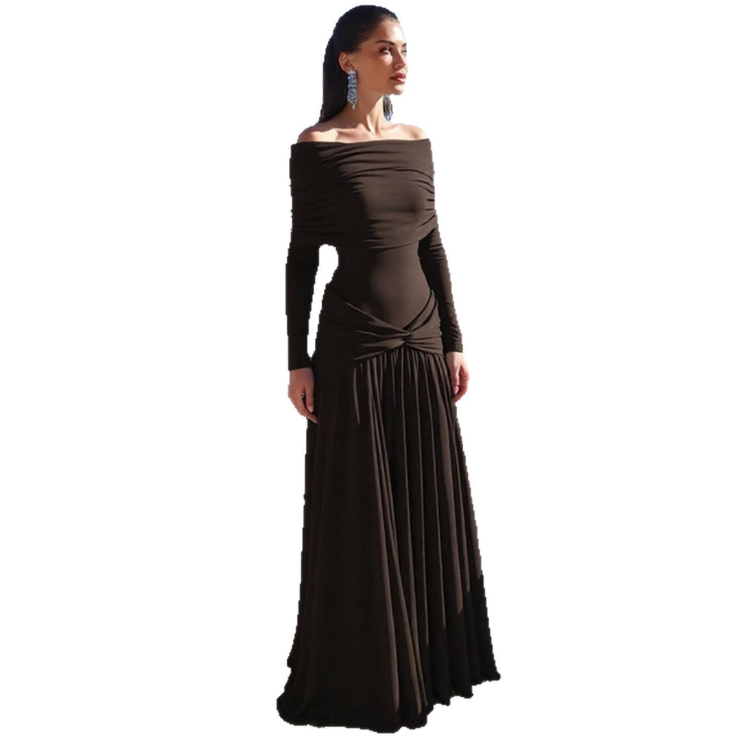Brun elegant dame langkjole, figursydd og skulderfri for en glamorøs look. Til spesialanledninger.