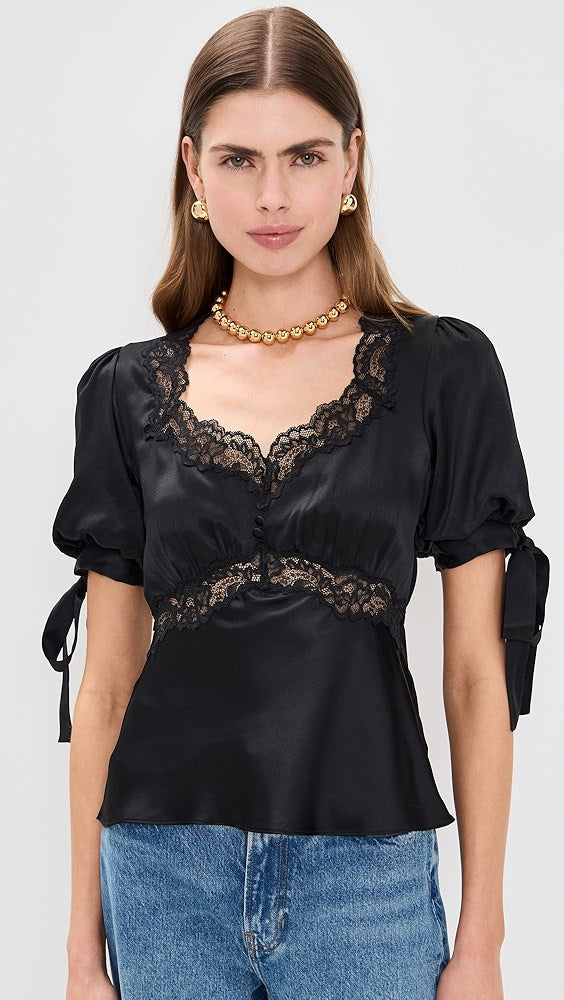 Feminint design: Luksuriøs satinbluse for kvinner med vakker blondekant og lange ermer.
