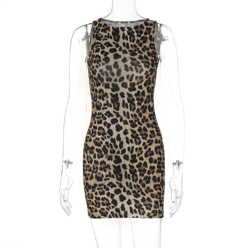 Leopardmønstret minikjole til dame, en trendy og kortere kjole for en chic festlook.