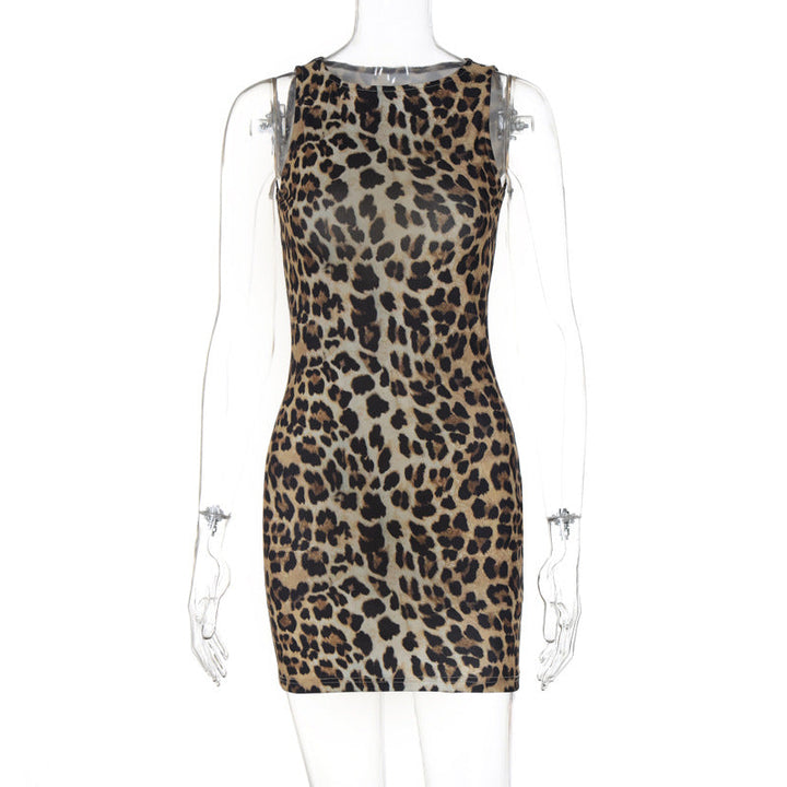 Leopardmønstret minikjole til dame, en trendy og kortere kjole for en chic festlook.