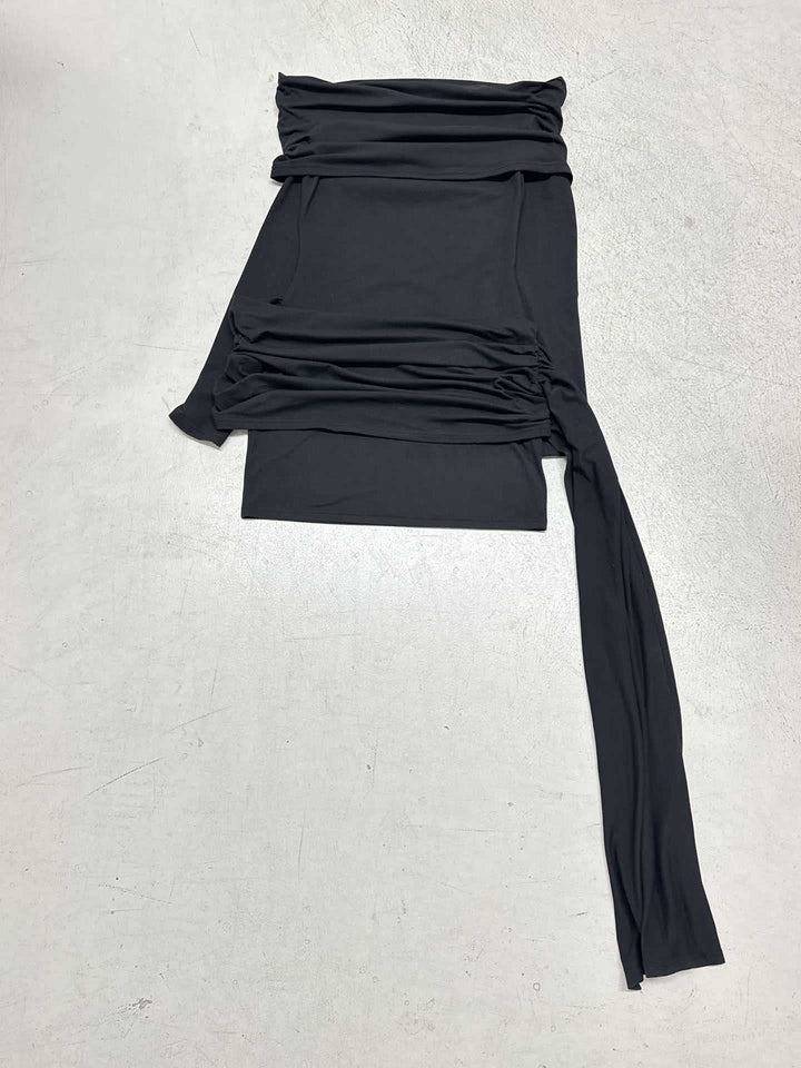 Detaljert bilde av svart volang-lounge-topp for damer. Fremhever de unike ermevolangene og myke teksturen.
