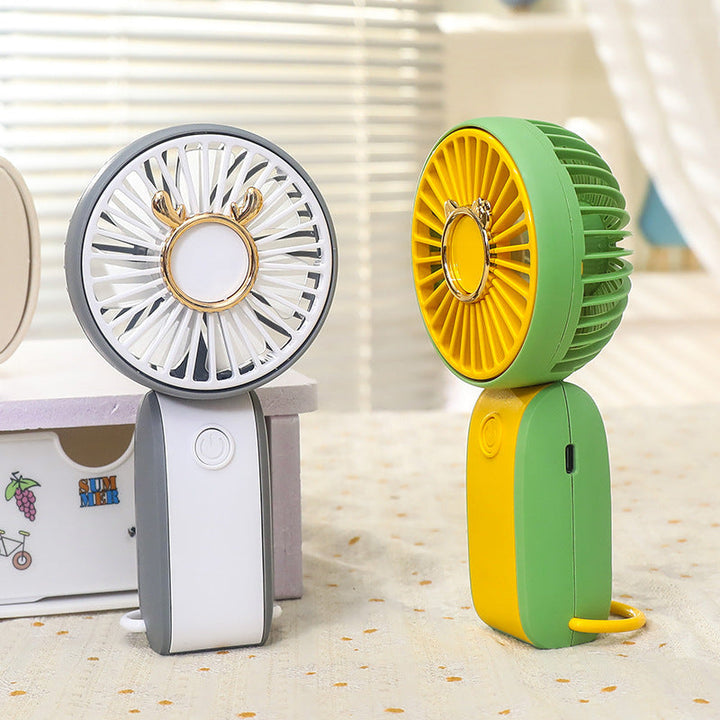 Kompakt grønn håndvifte med USB-lading gir effektiv kjøling. Ideell sommergadget for reise.