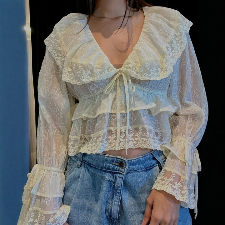 Nydelig damebluse i hvitt med delikate blonder og volanger, gir et romantisk og elegant uttrykk for vår/sommer.