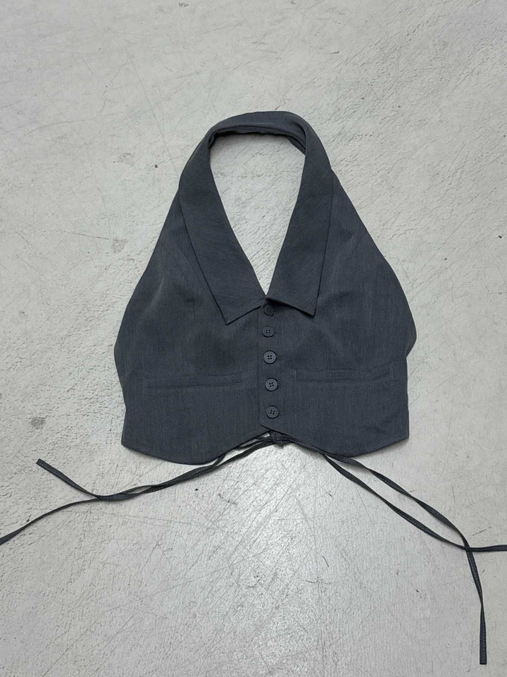 Elegant dame omslagsbluse med volanger og krage. Stilfull topp for fest, sommer og jobb.