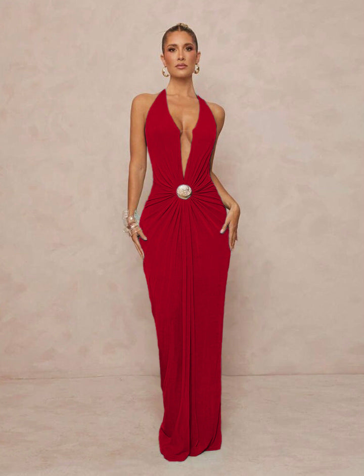 Luksuriøs dame festkjole med dyp V-hals, elegant drapering og moderne, slank passform. Til kveldsbruk.