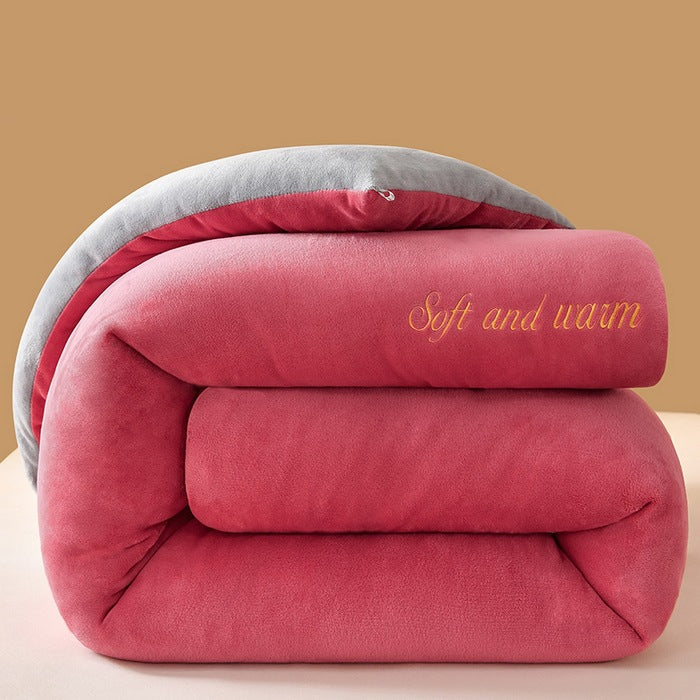 Mykt grått fleecepledd brukt som elegant sofadekke, gir varme og stil til stuen.