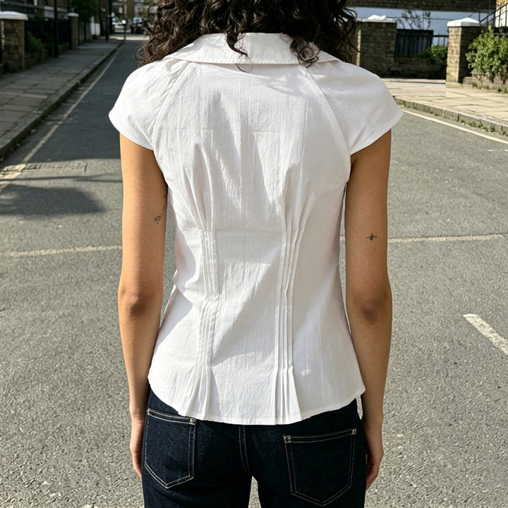 Komfortabel kortermet bluse for damer. Klassisk design med moderne krage, ideell for vår og sommer.