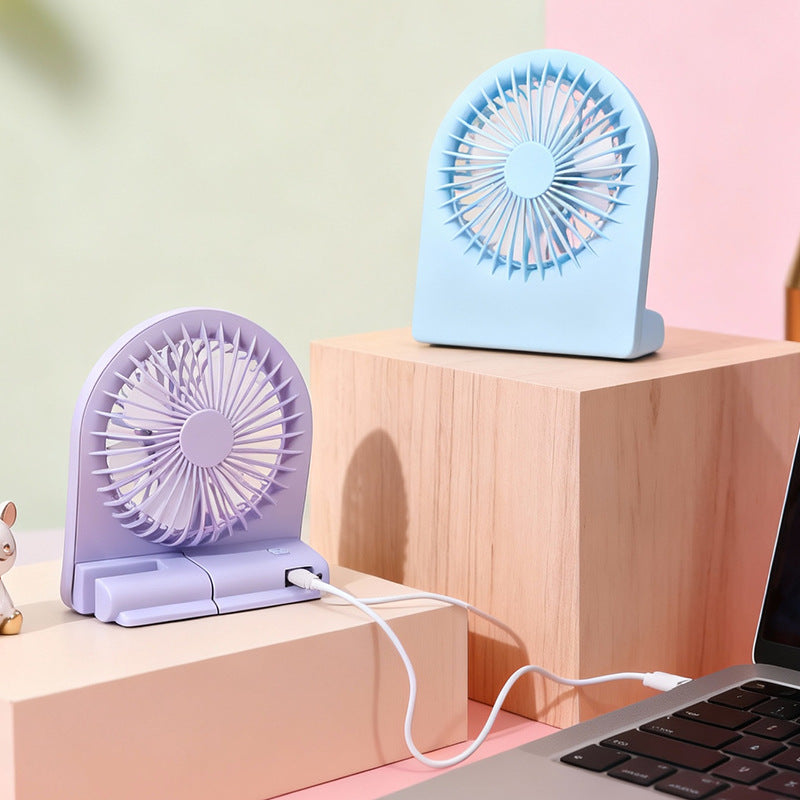 Hvit personlig bærbar USB-vifte med justerbar tilt, perfekt for skrivebord eller reise for kjøling.