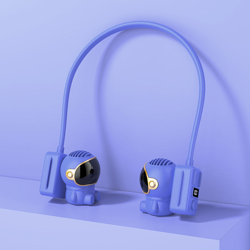 Nærbilde av hvite trådløse Bluetooth-ørepropper i ladeetui. Kompakte in-ear hodetelefoner.