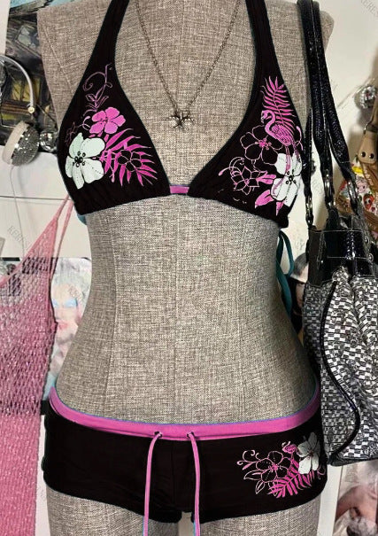 Kvinne bikini med blomsterprint, justerbare stropper, ideell for strand, basseng og ferie.