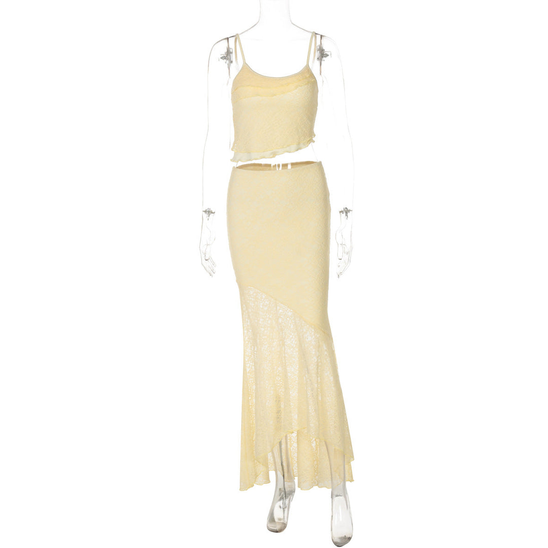 Flott gul maxikjole med feminine spaghettistropper og elegant fall, ideell for fest, sommer eller spesielle anledninger.