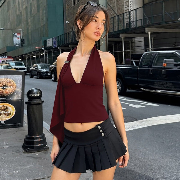 Stilfull dame sommertopp; asymmetrisk, cropped haltertopp for et trendy fritidsantrekk.