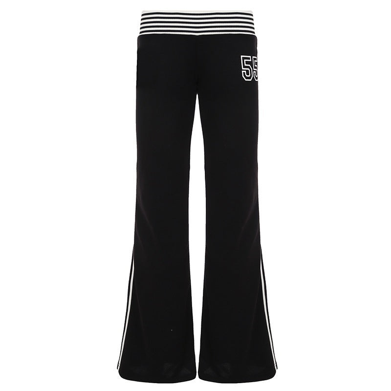 Trendy svarte joggebukser for kvinner med flared ben og dynamiske sidestriper. Elastisk midje for komfort.