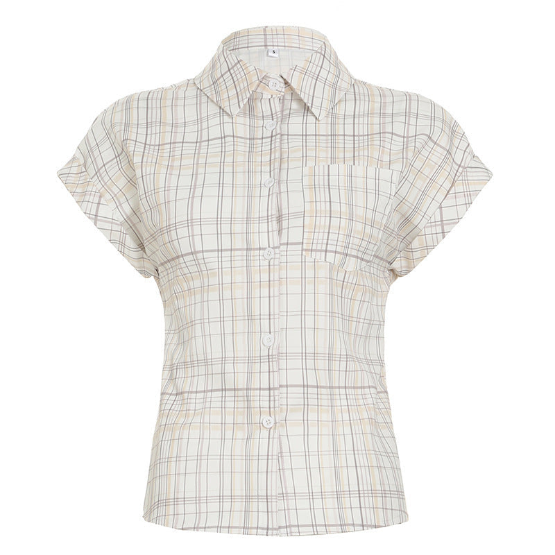 Kortermet rutete damebluse med knappedetaljer i front. Innsvingt modell for en moderne og flatterende passform.