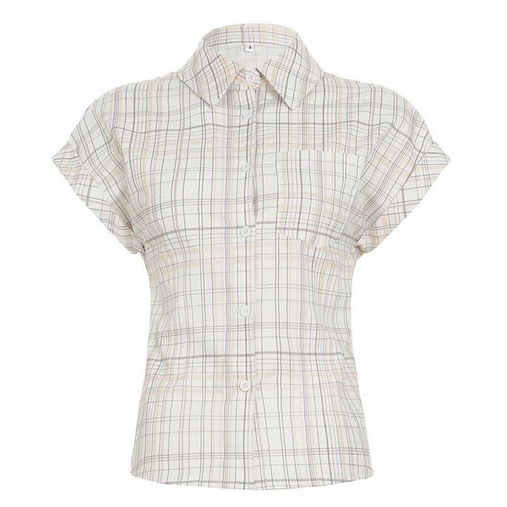 Kortermet rutete damebluse med knappedetaljer i front. Innsvingt modell for en moderne og flatterende passform.